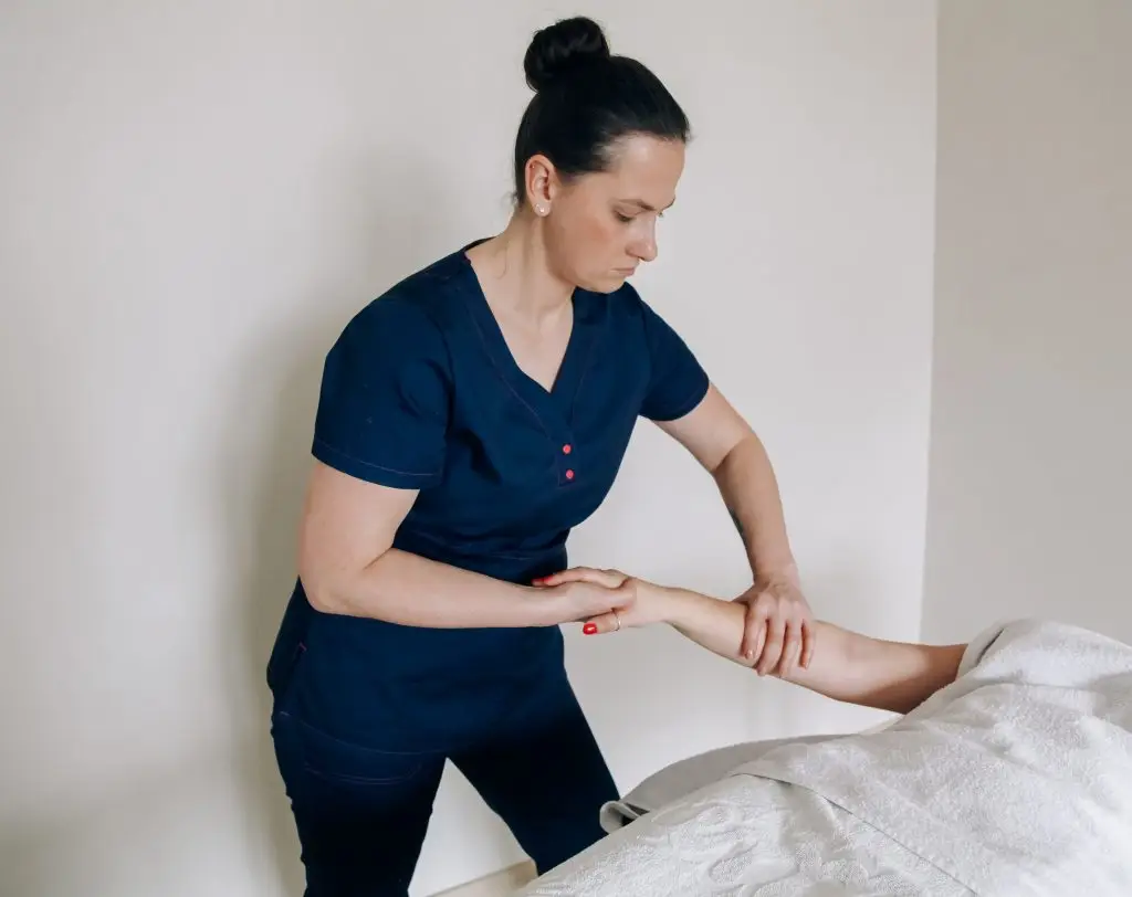 Illustration du concept AERO-Ostéo selon lequel le flux se manifeste par le mouvement. À l’image du drapeau révélant la direction et l’intensité du vent — force invisible issue d’une différence de pression — le corps exprime, par le mouvement, les informations profondes qui le traversent. Une approche inspirée des travaux du Dr Jean-Louis Brinette (1985), plaçant le mouvement au centre de la lecture clinique.