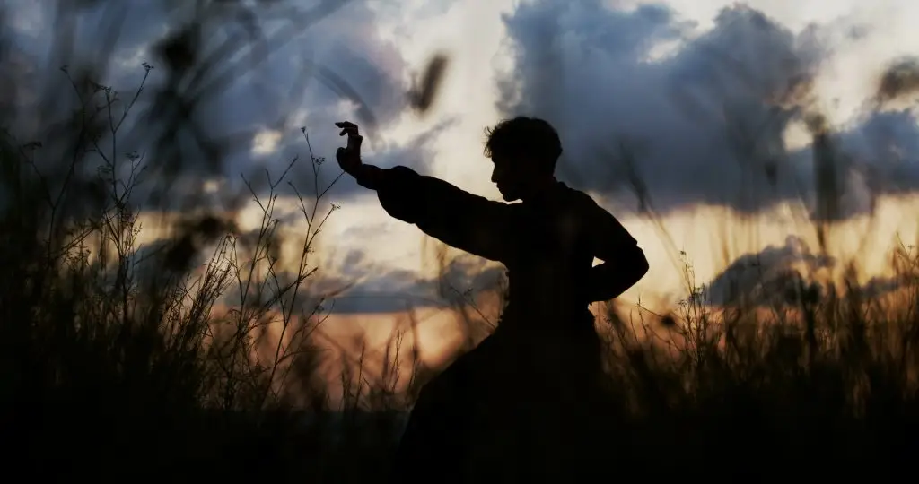 Silhouette humaine en mouvement symbolisant l’énergie vitale, l’équilibre et la circulation de l’information dans le corps.