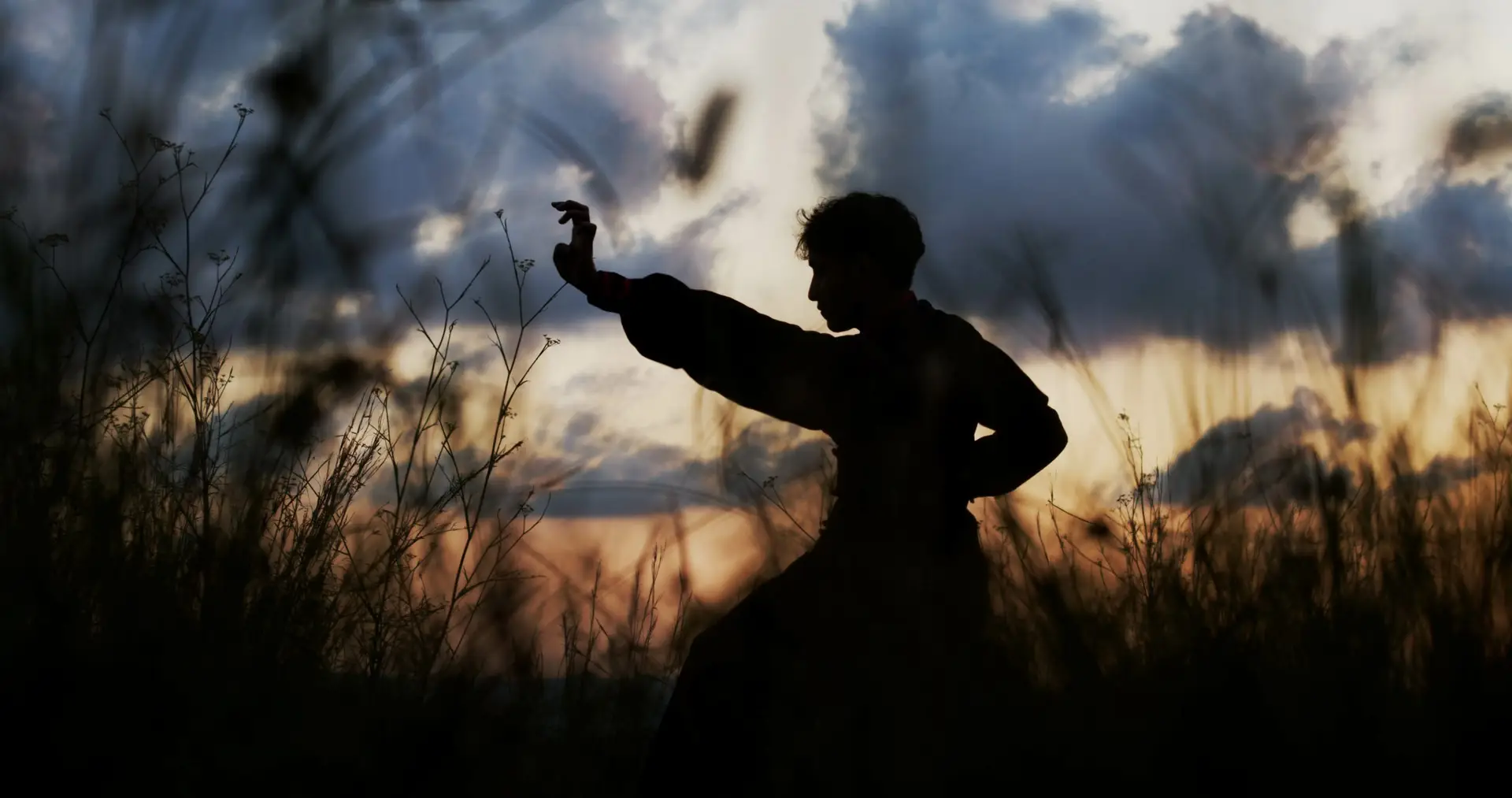 Silhouette humaine en mouvement symbolisant l’énergie vitale, l’équilibre et la circulation de l’information dans le corps.