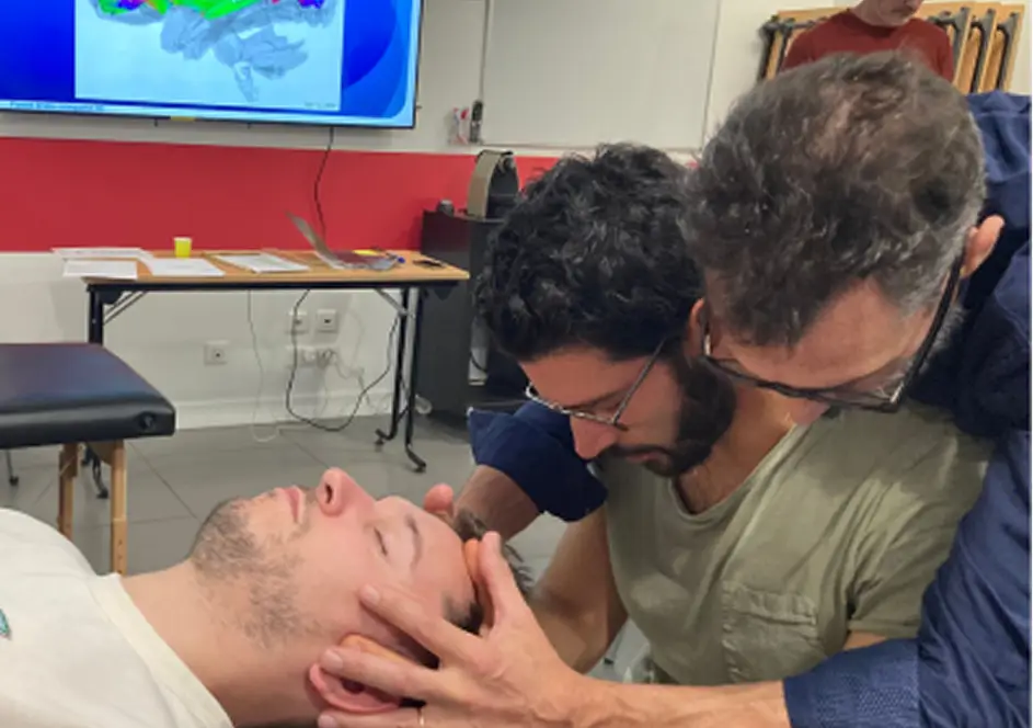 Séance de formation AERO-Ostéo dédiée à l’approfondissement des systèmes 1 et 2, mettant en œuvre des techniques ostéopathiques précises, une lecture fine des interactions tissulaires et un accompagnement pédagogique expert.