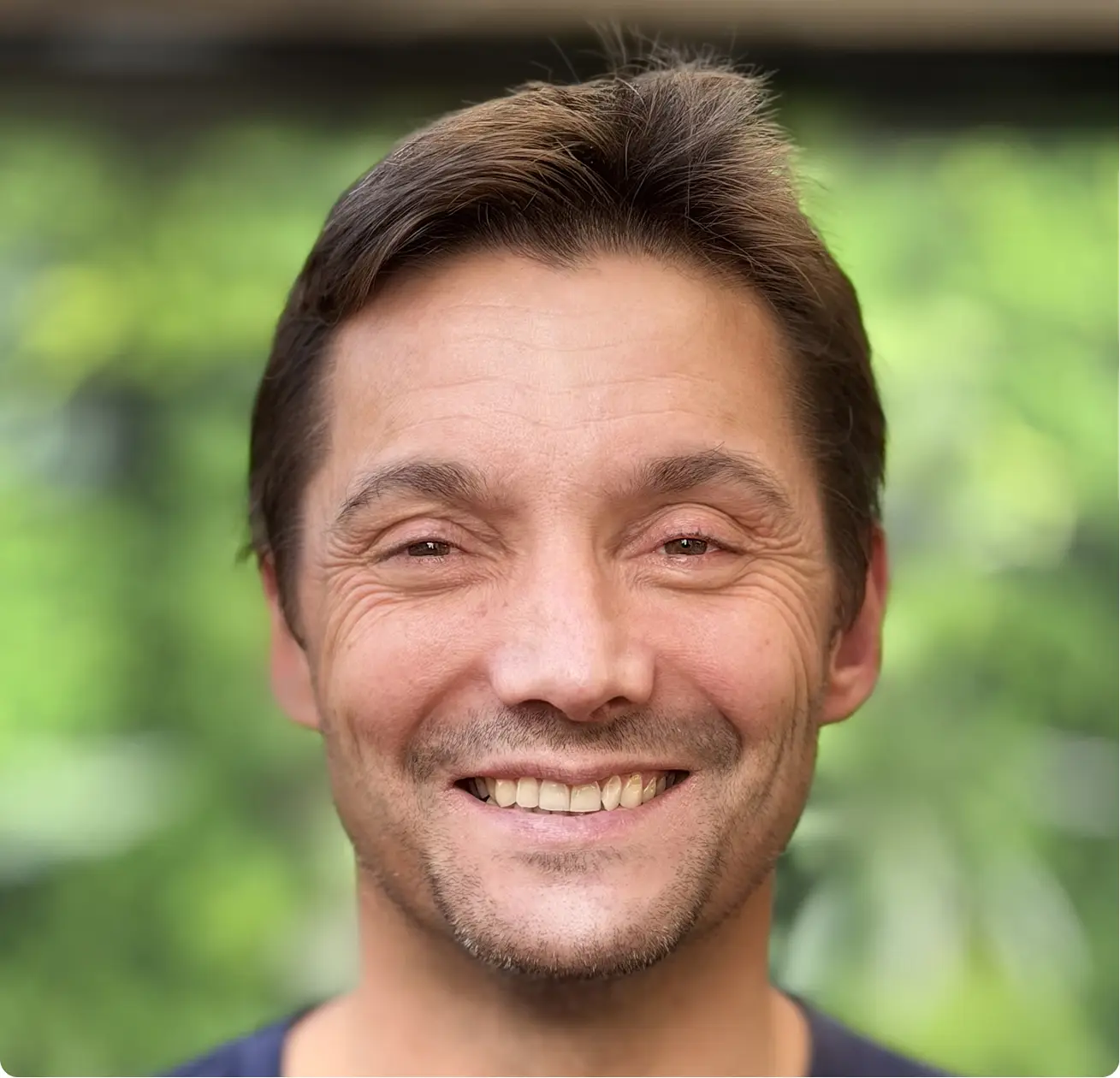 Portrait d’Armand Martin, formateur AERO-Ostéo, engagé dans la transmission clinique de l’approche, avec une attention portée à la lecture du mouvement, à la qualité de la présence et à l’intégration pratique des principes enseignés.