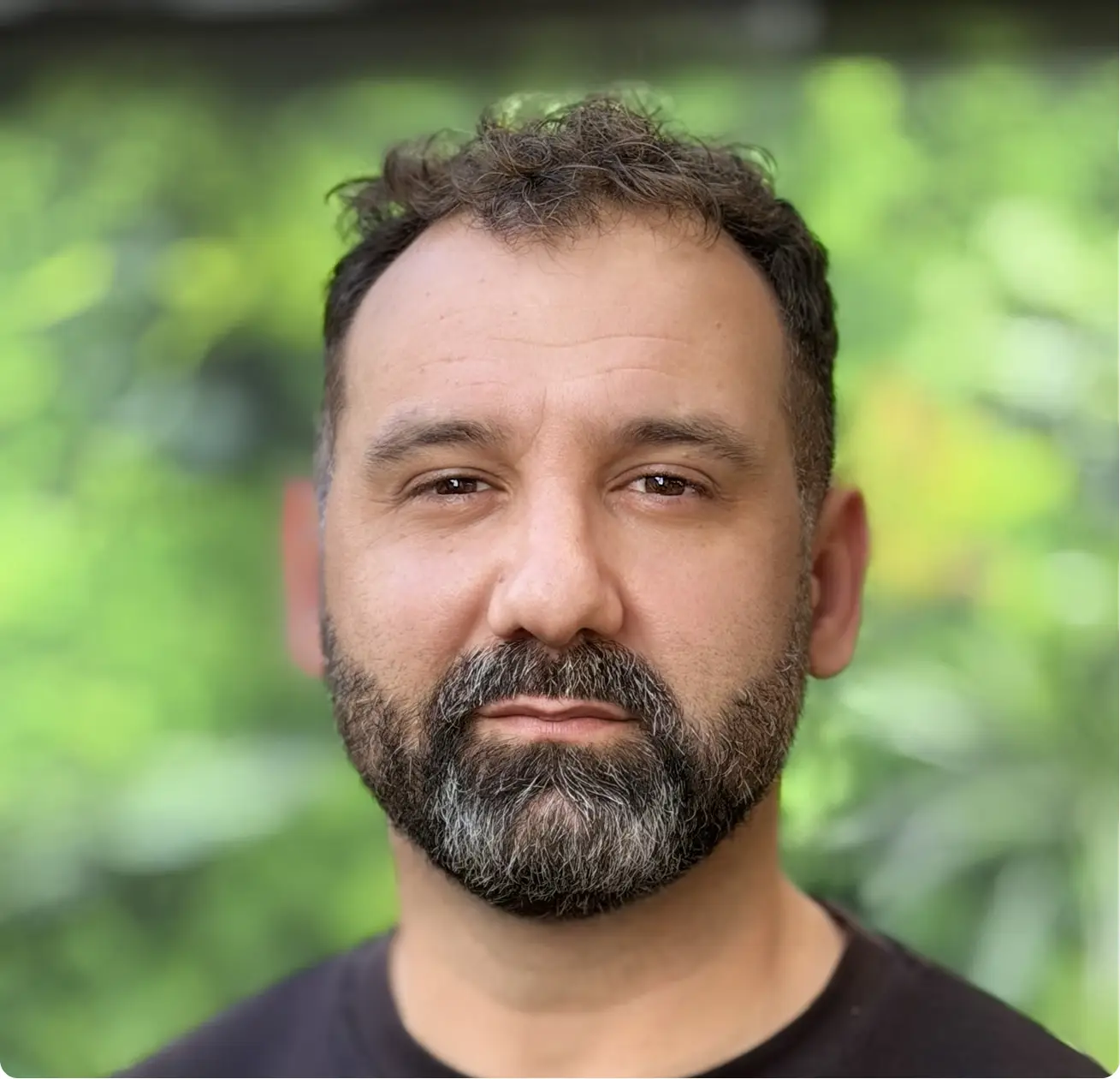 Portrait de Louis Fernandes, formateur AERO-Ostéo, engagé dans la transmission de l’approche à travers une lecture clinique précise, une attention portée au mouvement et une intégration rigoureuse des principes du flux et de l’information dans la pratique ostéopathique.