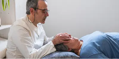 Illustration du Module 1 de la formation AERO-Ostéo, dédié aux fondements de l’approche, combinant bases théoriques, compréhension des mécanismes corporels et premières applications pratiques encadrées.