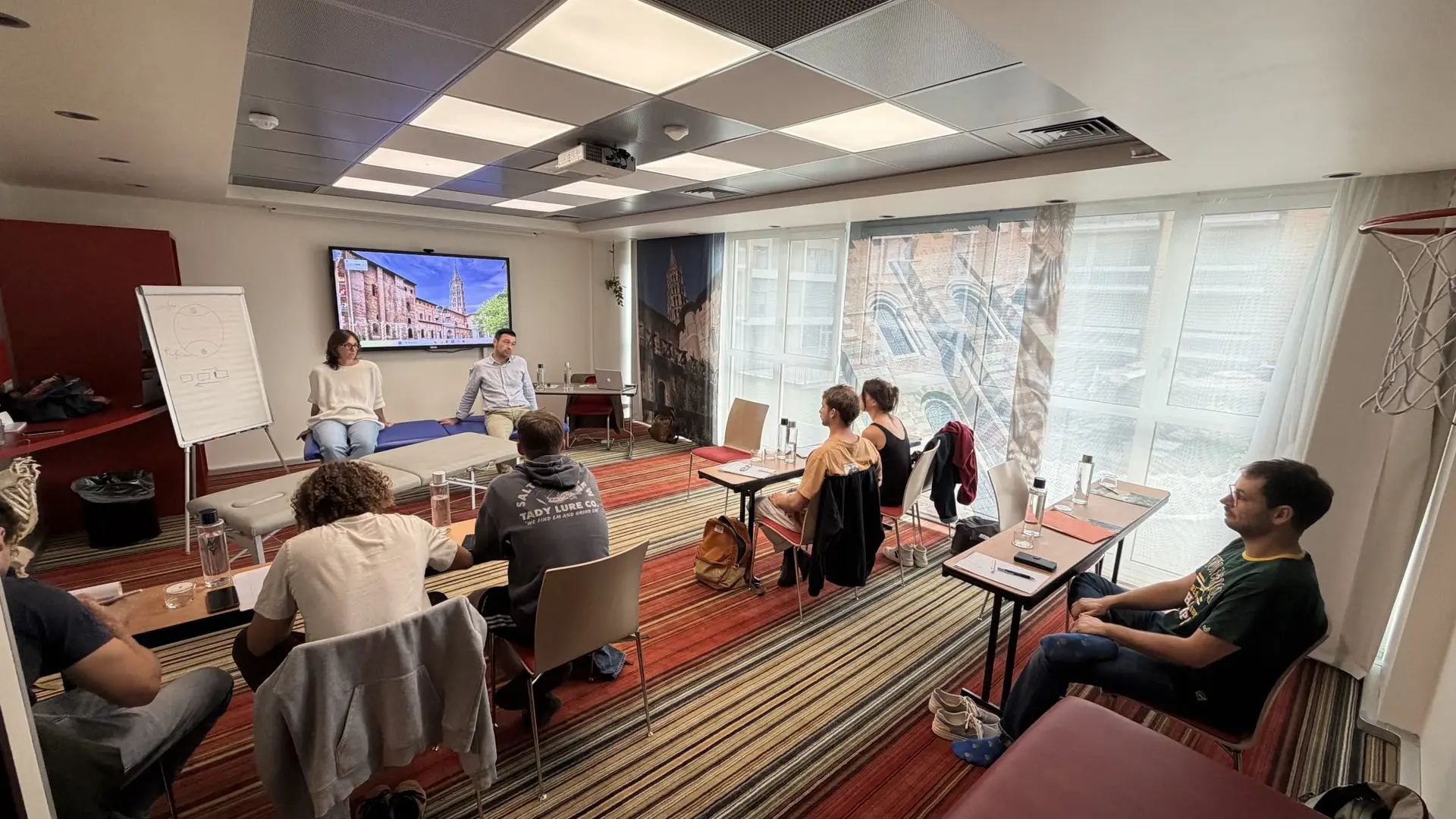 Illustration du Module 2 de la formation AERO-Ostéo, dédié à l’approche ostéopathique des membres et à l’optimisation hémodynamique. Ce module approfondit la lecture des circulations, des axes de mobilité et des interactions entre structures périphériques et dynamiques internes, afin d’affiner le raisonnement clinique et la précision du geste thérapeutique.