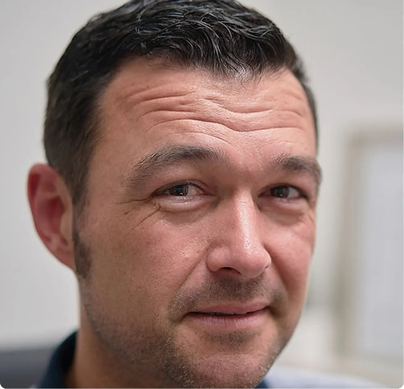 Portrait de Nicolas Stehlé, formateur AERO-Ostéo, impliqué dans la transmission clinique de l’approche, avec une attention particulière portée à la précision du geste, à l’observation et à la compréhension fine du mouvement.