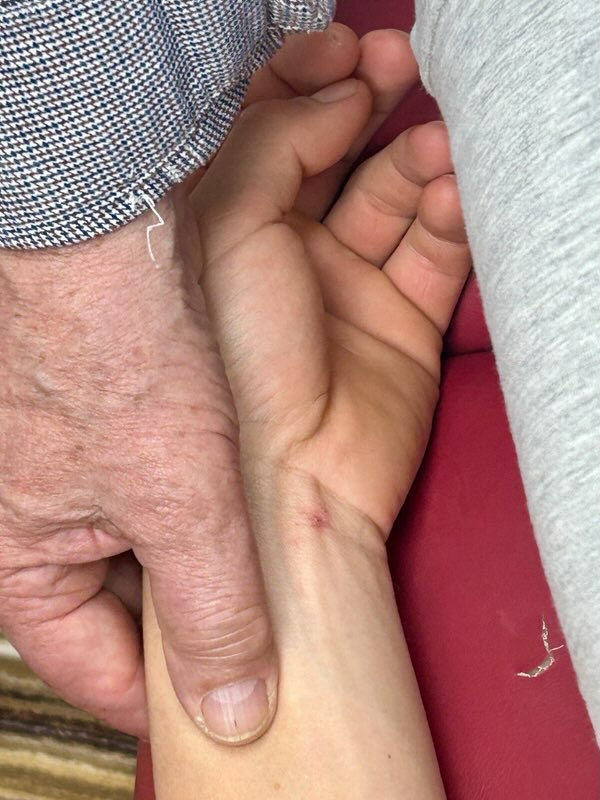 Prise pouls pour le diagnostic hémodynamique ostéopathique